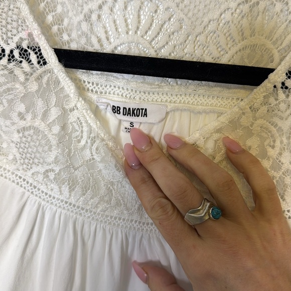 BB Dakota White Relaxed Ruffled Blouse with Short Sleeves - Picture 4 of 7